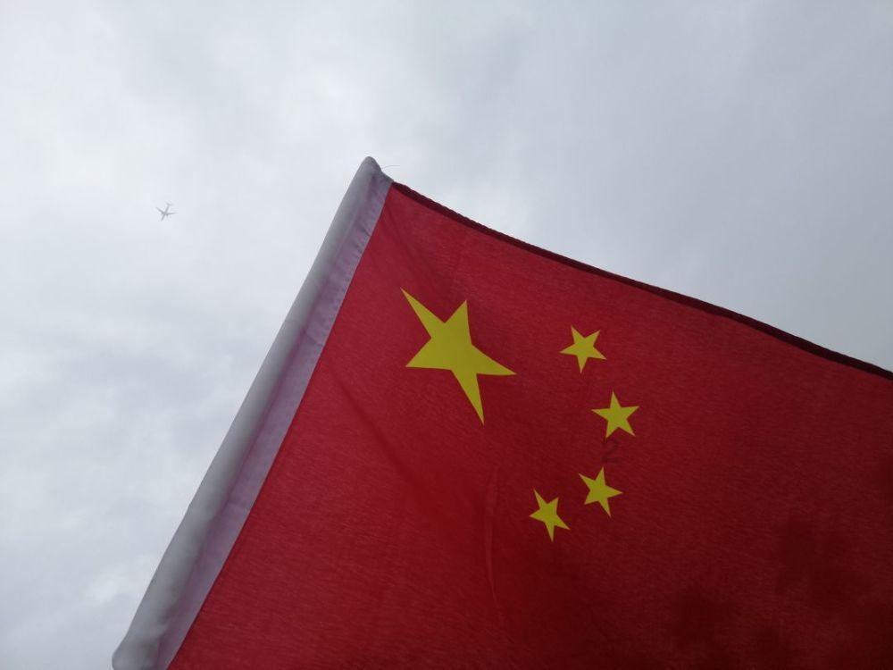 救援困倦的男孩