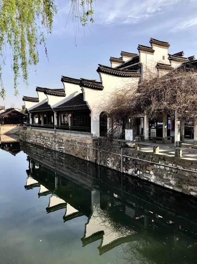 随处可见的椰子在工艺大师手里华丽转身，成为独具海南特色的椰雕